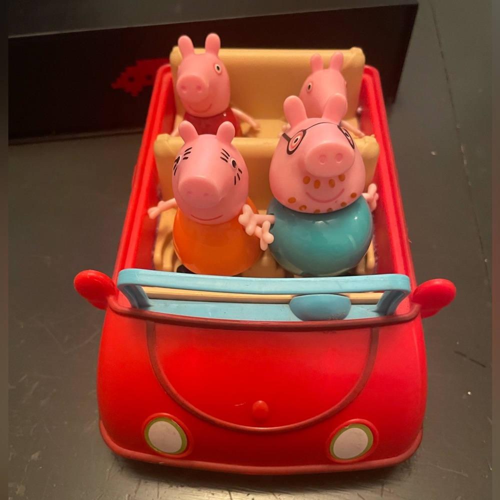 Peppa Pig Red and Blue Family Car Playset 4 figures makes sounds